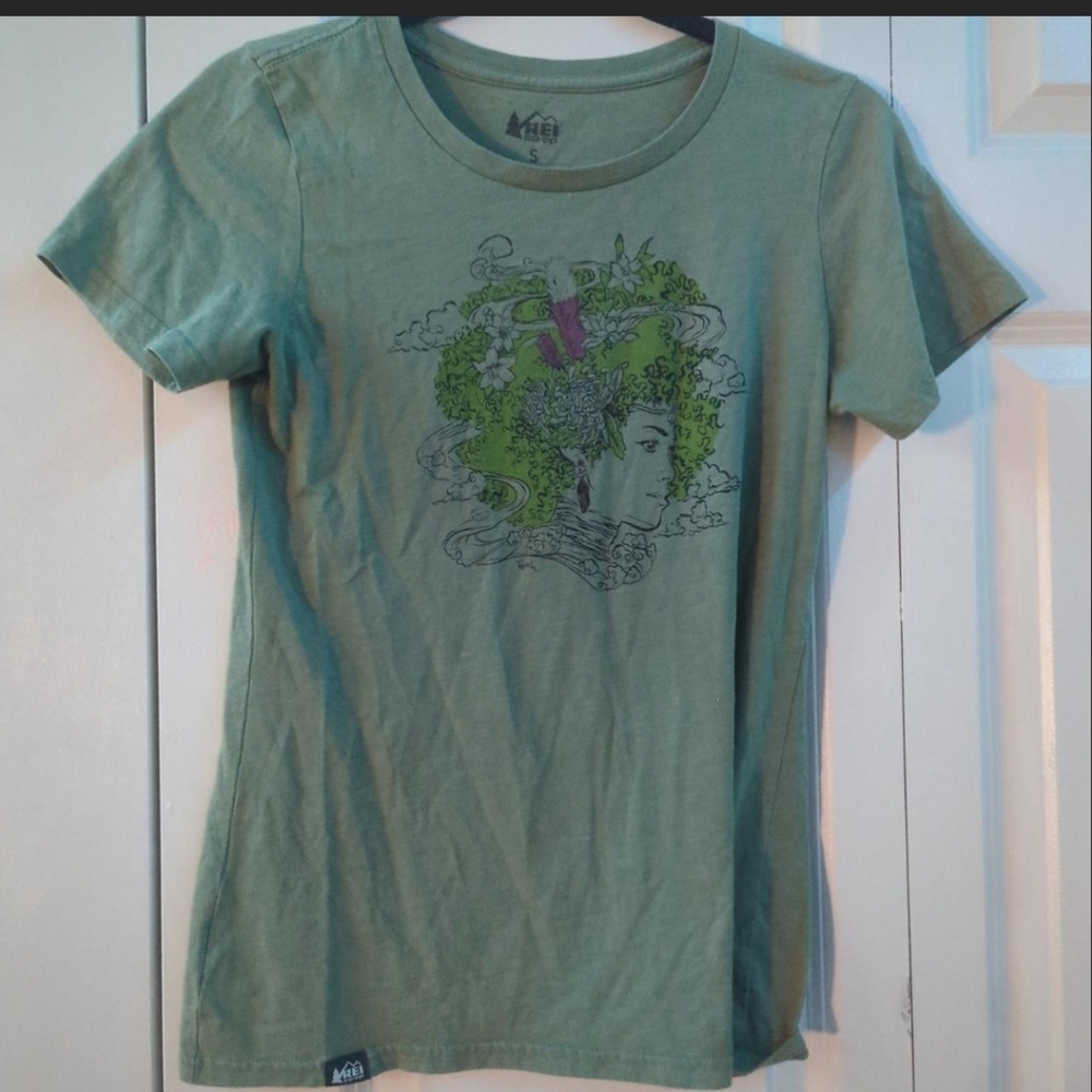Green womens graphic tee